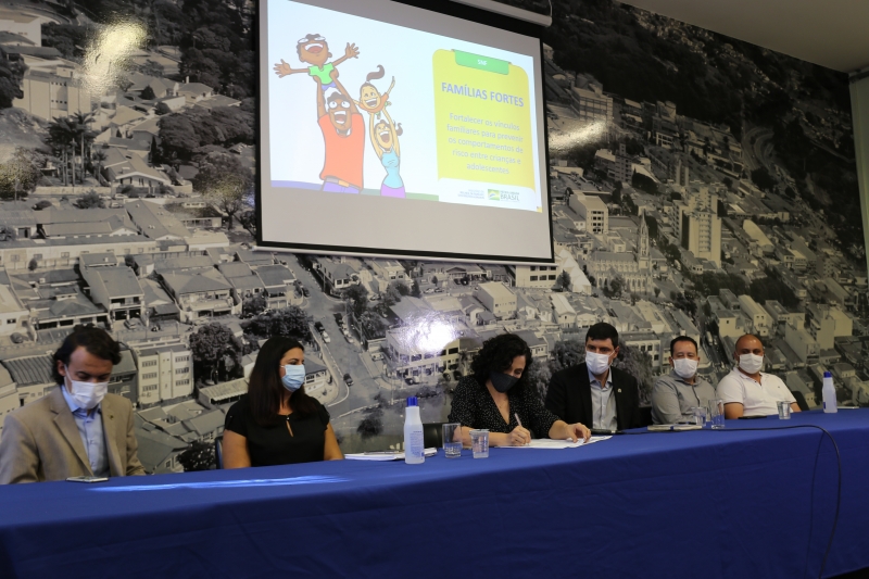 Acordo de Cooperação Técnica viabiliza implantação do Programa Famílias Fortes em Valinhos com participação de André Amaral