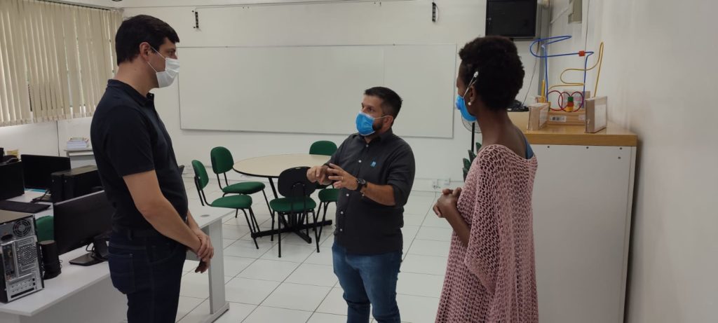 Sala de Recursos Especializados para PCD André Amaral acompanha a implantação da Sala de Recursos Multifuncionais na EMEB André Franco Montoro em Valinhos