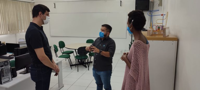 Sala de Recursos Especializados para PCD André Amaral acompanha a implantação da Sala de Recursos Multifuncionais na EMEB André Franco Montoro em Valinhos