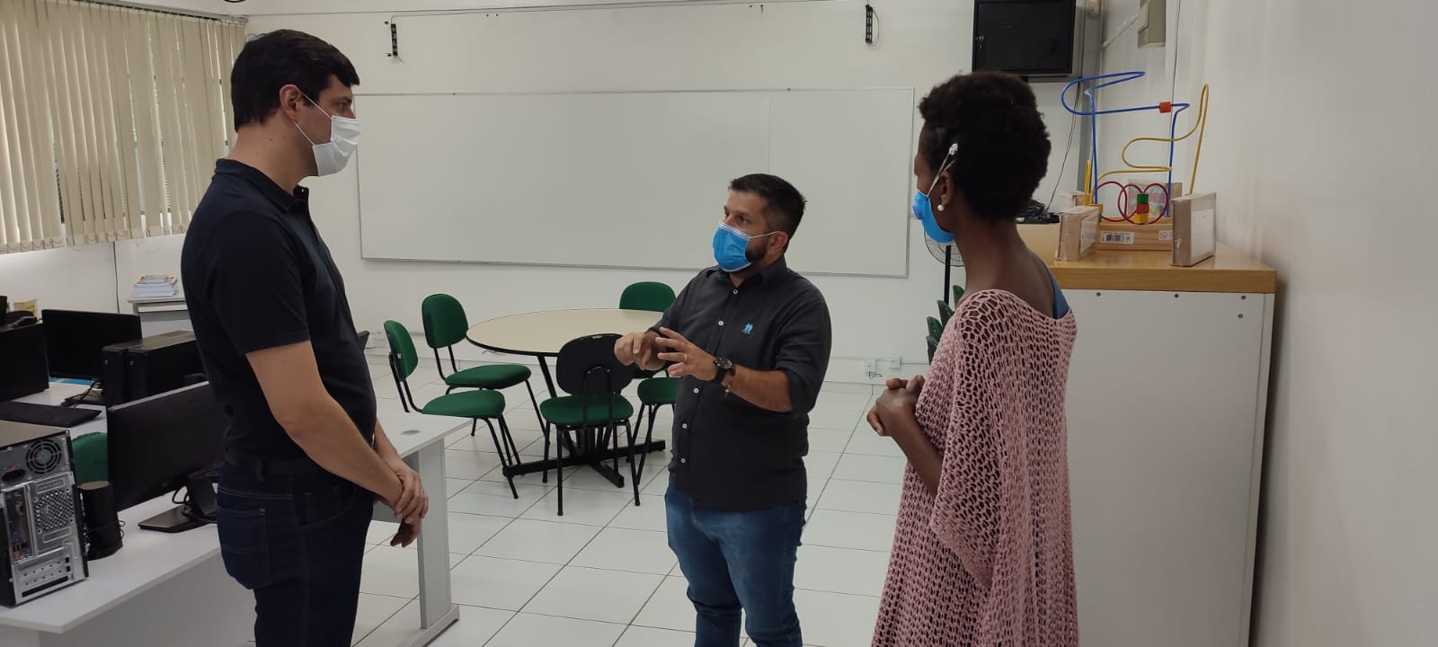 Sala de Recursos Especializados para PCD André Amaral acompanha a implantação da Sala de Recursos Multifuncionais na EMEB André Franco Montoro em Valinhos