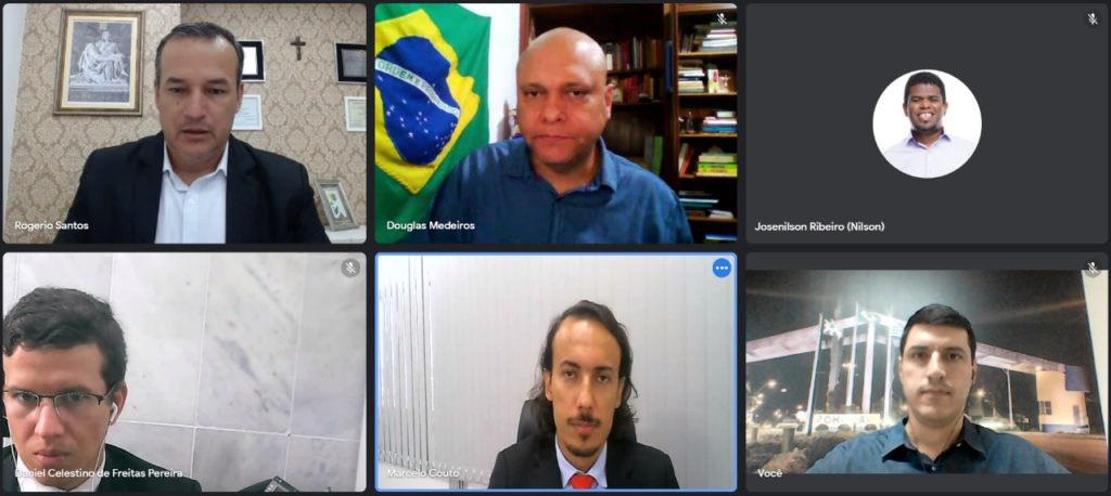 Frente Parlamentar em Defesa da Vida e da Família de Valinhos participa do lançamento do Fórum Regional de Políticas Familiares em Jundiaí Vereadores André Amaral, Rogério Santos e Douglas Medeiros em reunião com Diretores da SNF para definição dos detalhes do evento.