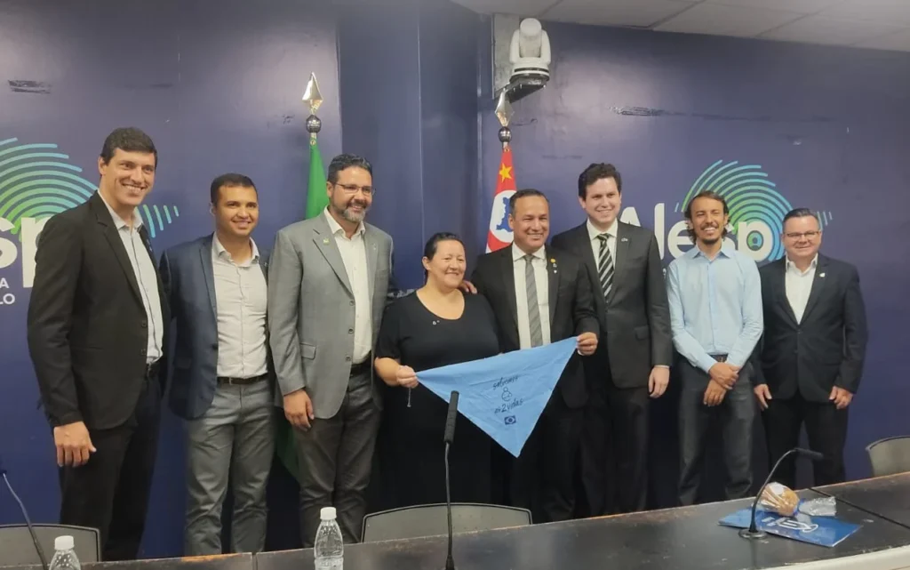 Lançamento da Frente Parlamentar em Prol da Vida e da Família na ALESP 6 Lideranças reunidas para o lançamento da Frente Parlamentar em Prol da Vida e da Família na ALESP