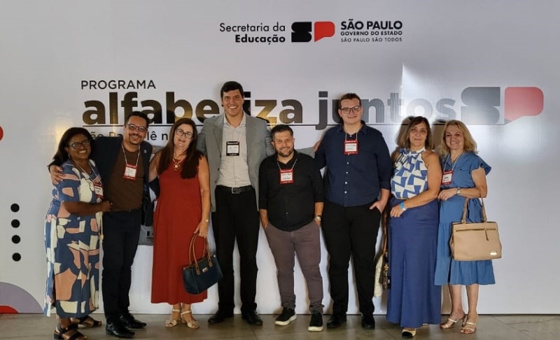 Equipe da Secretaria da Educação de Valinhos na premiação do Alfabetiza Juntos
