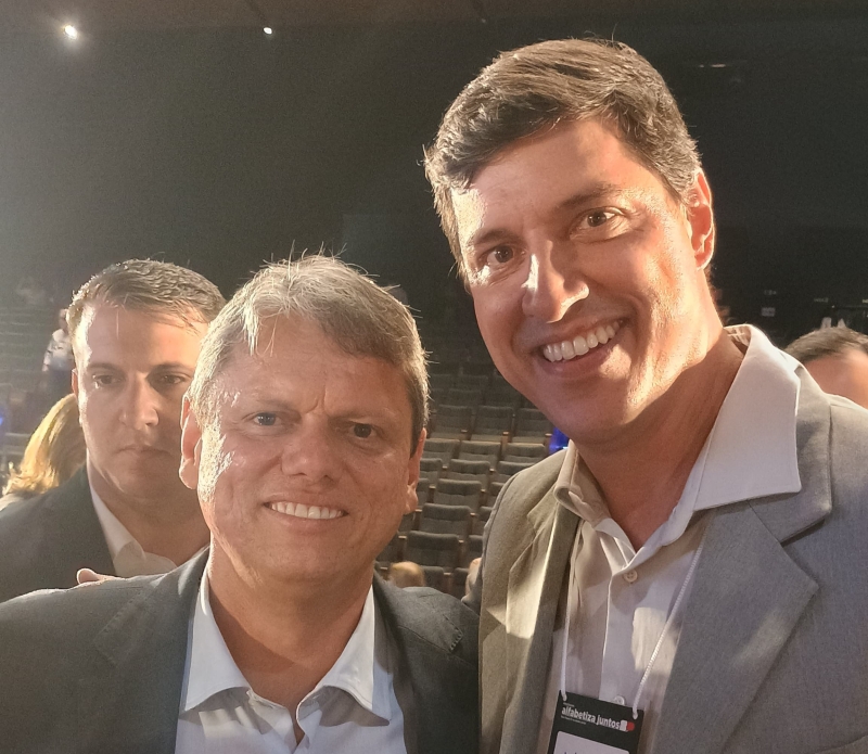 Secretário André Amaral junto do governador Tarcísio de Freitas
