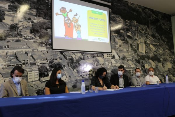 Acordo de Cooperação Técnica viabiliza implantação do Programa Famílias Fortes em Valinhos com participação de André Amaral