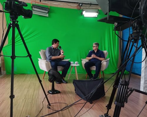 Vereador André Amaral e Aguiar do estúdio da VV8 TV