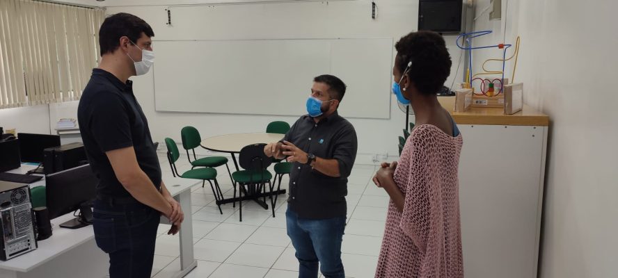 Sala de Recursos Especializados para PCD André Amaral acompanha a implantação da Sala de Recursos Multifuncionais na EMEB André Franco Montoro em Valinhos