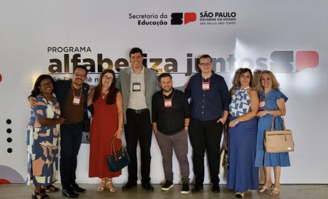 Equipe da Secretaria da Educação de Valinhos na premiação do Alfabetiza Juntos