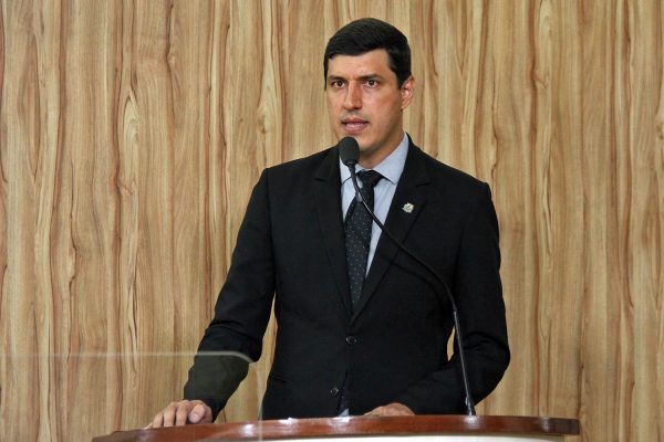 Vereador André Amaral usando a tribuna da Câmara Municipal de Valinhos - cisternas - Vereadores aprovam projeto que autoriza a adoção de espaços públicos em Valinhos - transparência financeira